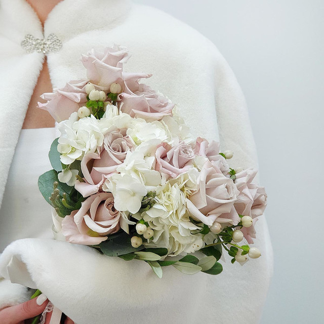 Свадебный букет из пудровых роз и белой гортензии, стандартный