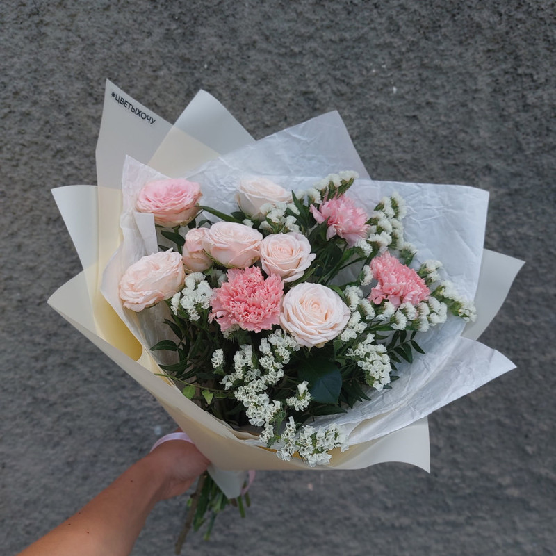 Bouquet with spray roses and statice, standart
