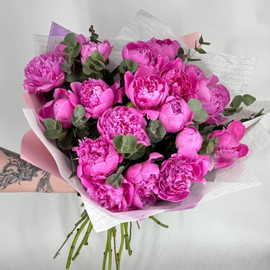 Large bouquet of 19 pink peonies