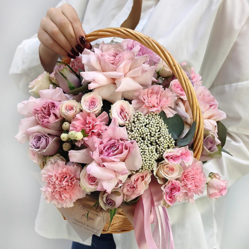 Fabulous pinkness with fragrant roses in a basket, standart