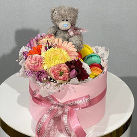 Букет цветов с пирожными макарони и плюшевым мишкой