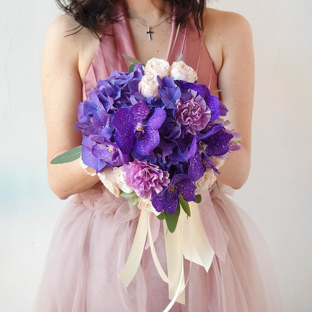 Круглый фиолетовый свадебный букет из орхидей и роз, стандартный
