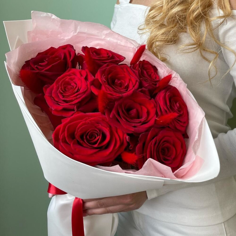 Букет из 9 красных роз с зеленью в дизайнерском оформлении 50 см, стандартный