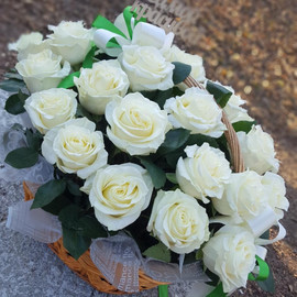 Шикарная корзина белых роз
