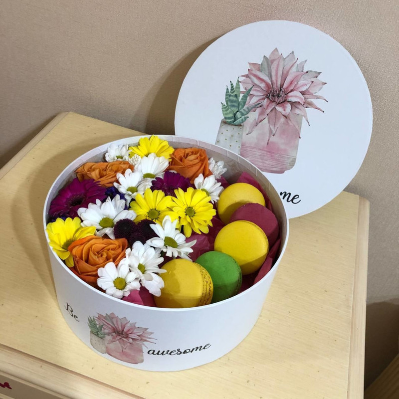 Flowers with macaroons in a box, standart