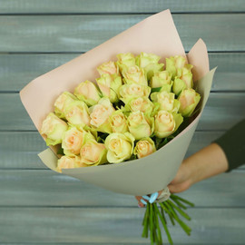 Букет из зелено-розовых роз в упаковке (40 см)