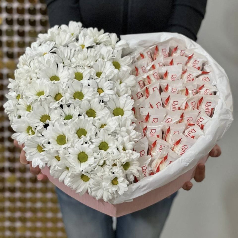Bouquet of daisies with Raffaello sweets, standart