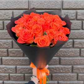 Букет из 19 оранжевых роз в дизайнерском оформлении 50 см