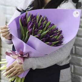 Букет «51 фиолетовый тюльпан в упаковке»