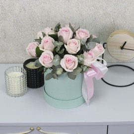 15 розовых роз "Свит Ревиваль" с эвкалиптом в шляпной коробке