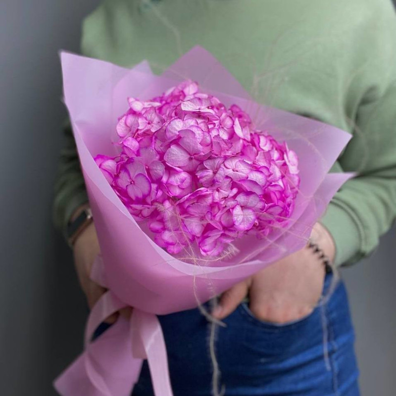 Mini bouquet of pink hydrangea with stifa, mini