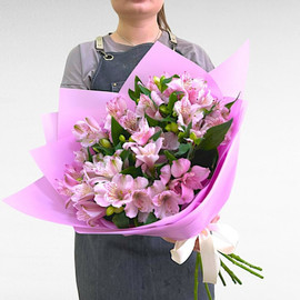Bouquet of 9 alstroemeria mix in designer decoration 55 cm