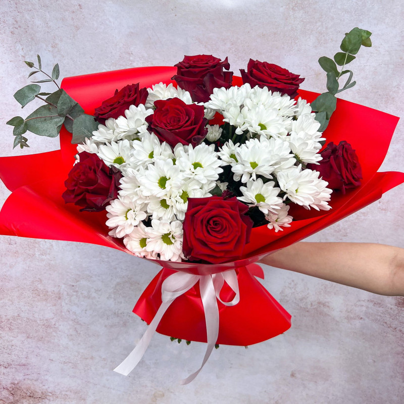 Bright large bouquet of red roses and daisies, standart
