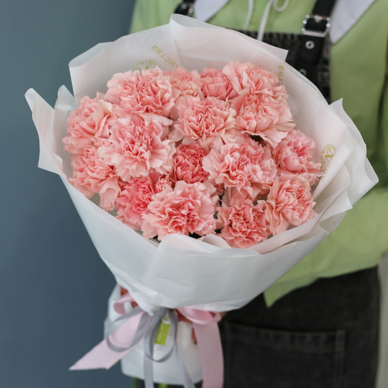 Mono bouquet with pink dianthus, standart