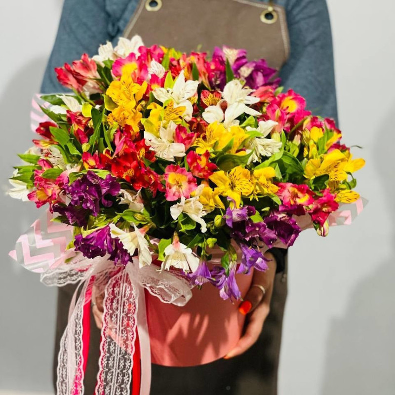 Large bouquet of alstroemerias in a hat box, standart