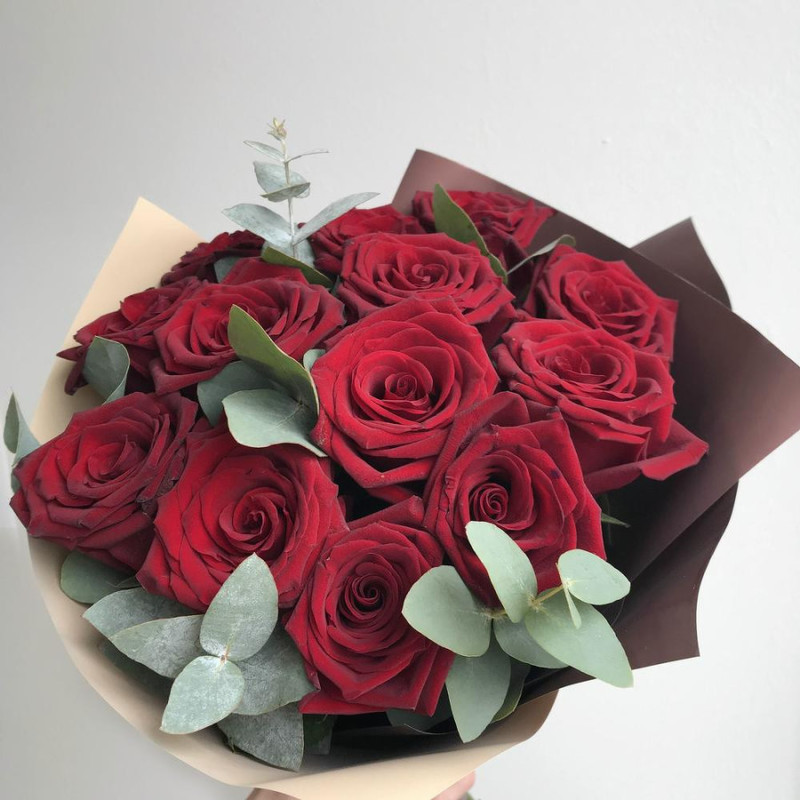 Bouquet of 13 red roses and eucalyptus, standart