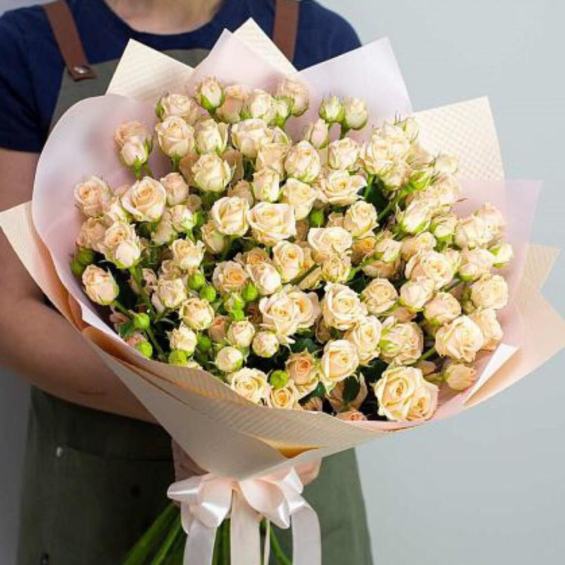 19 кремовых кустовых роз 60 см в бело-розовой упаковке, стандартный