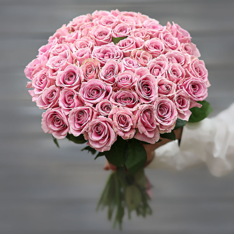 Букет из 51 нежно-розовой розы (Россия) с лентой 60 см, стандартный