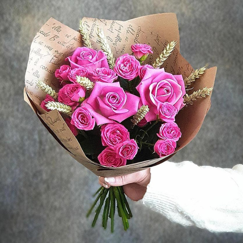 Bouquet of single and spray roses with wheat Raspberry field, standart