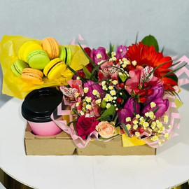 Compliment bouquet with macaroni and coffee
