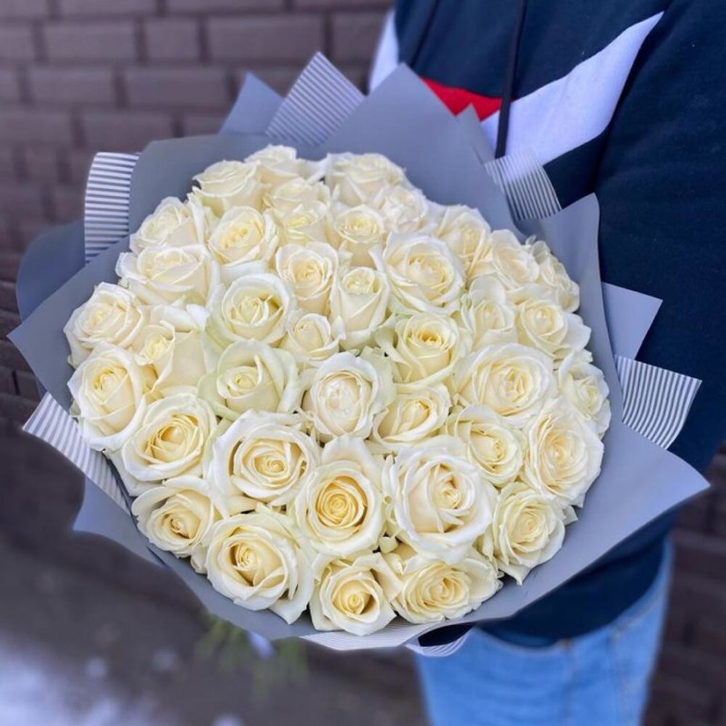 Букет из 39 белых роз в дизайнерской упаковке 50 см, стандартный