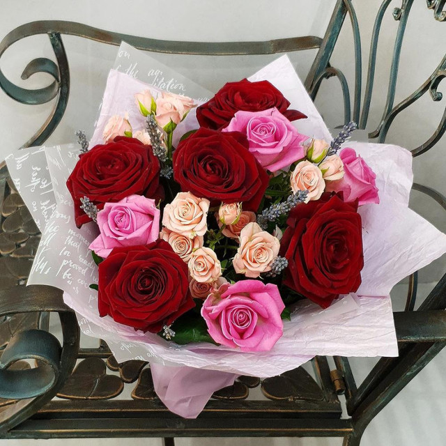 Букет из красных и розовых роз, кустовых роз с лавандой, стандартный