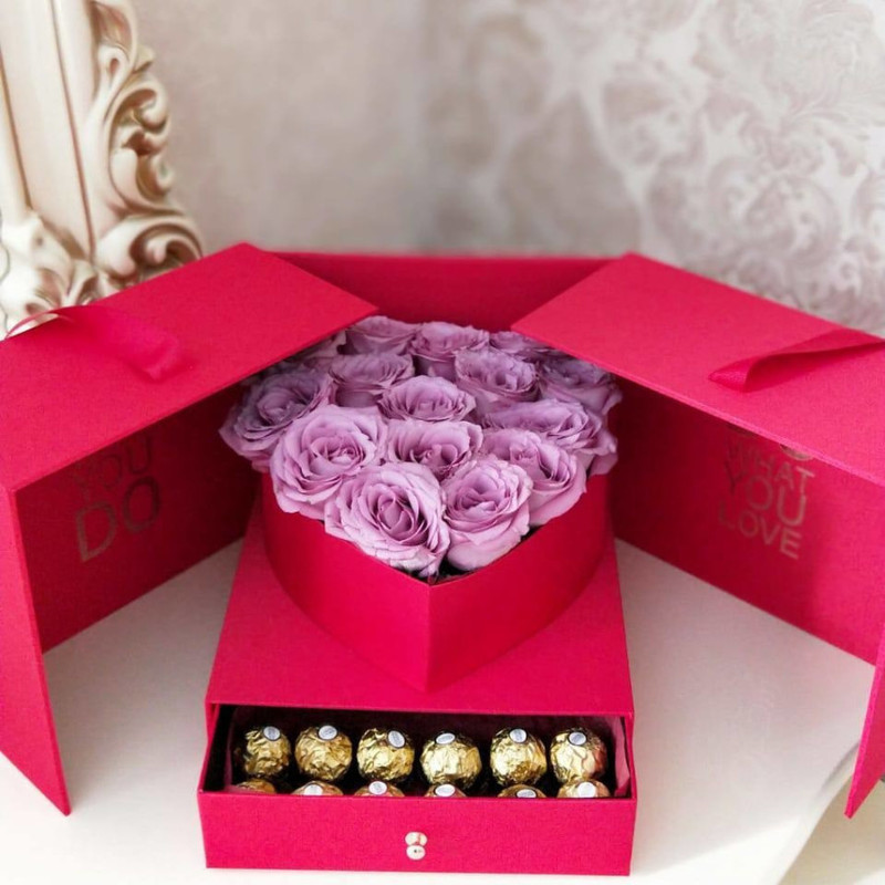 Акриловая подарочная коробка с шоколадными конфетами и розами Godiva