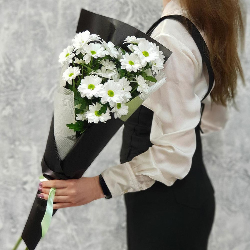 Stylish bouquet of spray chrysanthemums, standart