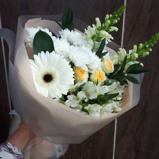 Mixed White Flowers Bouquet in Chino, CA