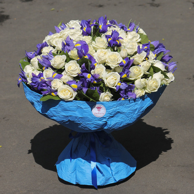 Букет «GRAND букет Синие ирисы и белые розы», стандартный