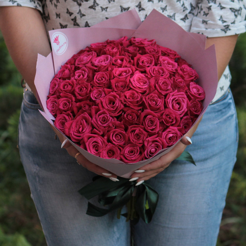 Букет из 51 розы «Темно-розовые розы Шангрила в крафте», стандартный