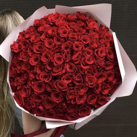125 Red roses.