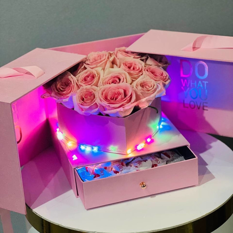 Коробка сюрприз с розовыми розами и конфетамм, стандартный
