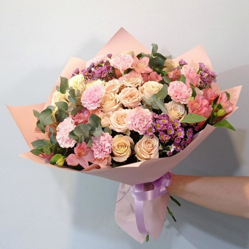 Bouquet with cream roses and dianthus, standart