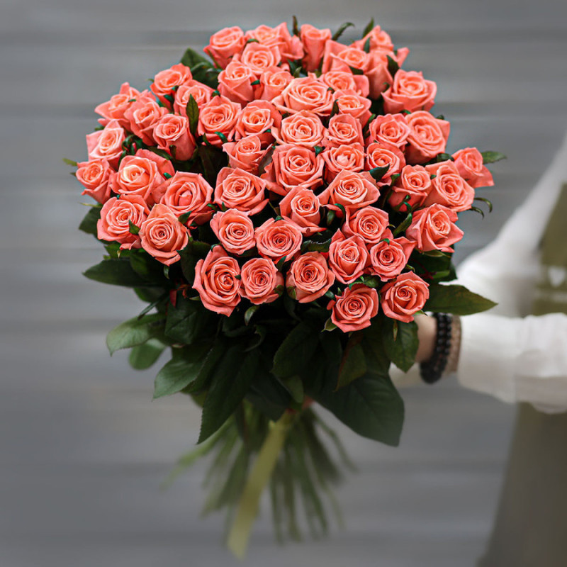 Букет из 51 коралловой розы (Россия) с лентой 60 см, стандартный