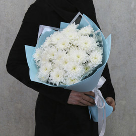 Букет цветов из 7 белых кустовых хризантем в дизайнерской упаковке "Энди"