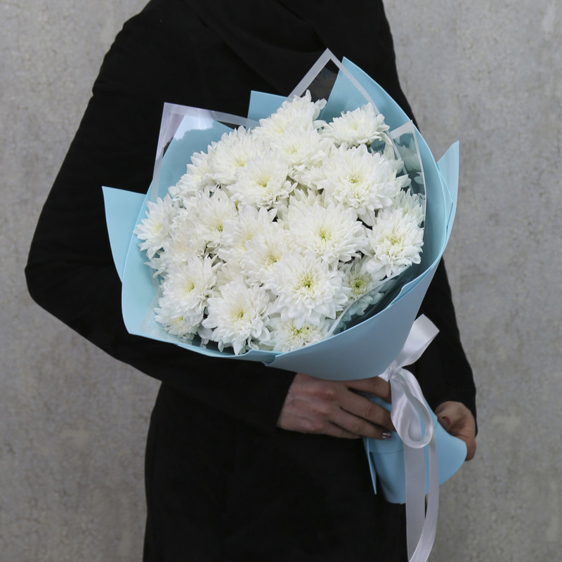 Букет цветов из 7 белых кустовых хризантем в дизайнерской упаковке "Энди", стандартный