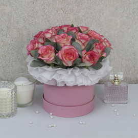 Bouquet of 19 pink roses "Jumilia" in a hat box