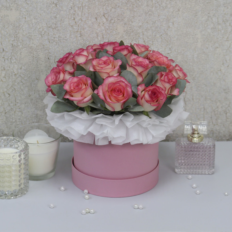 Bouquet of 19 pink roses "Jumilia" in a hat box, standart