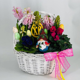Пасхальная корзина с цветами