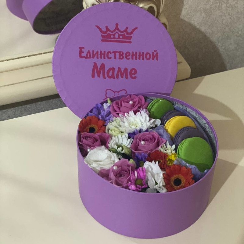 Bouquet in a hatbox with macaroni, standart