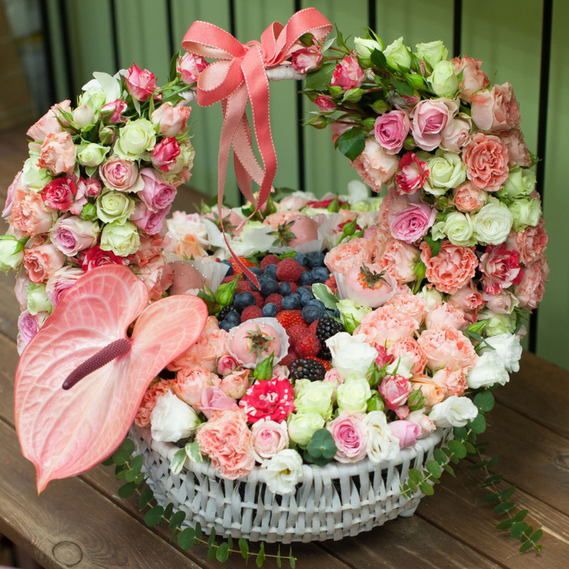 Корзинка с цветами и ягодами "Счастье в раю", стандартный