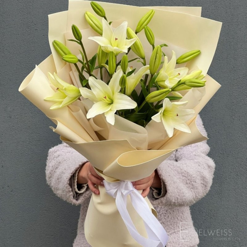 Bouquet of white lilies, standart