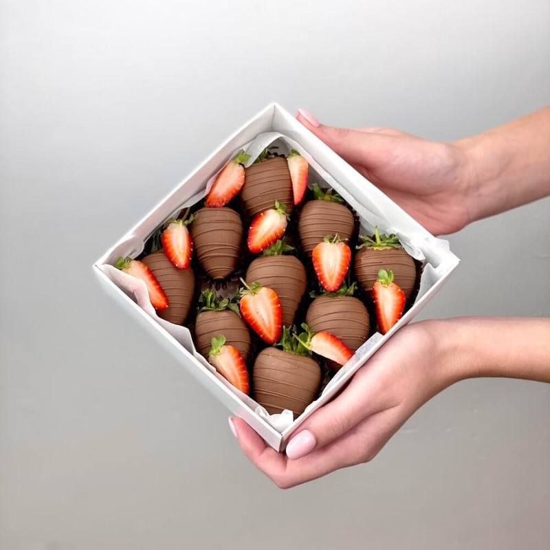 Strawberries in chocolate "Antoni" 9 berries, standart