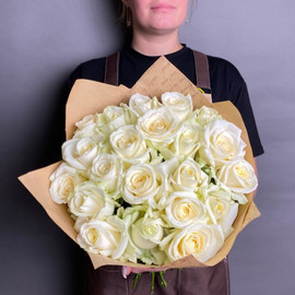 Букет из 21 белой розы в крафте 50 см