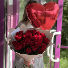 Bouquet of 25 red roses and foil balloon