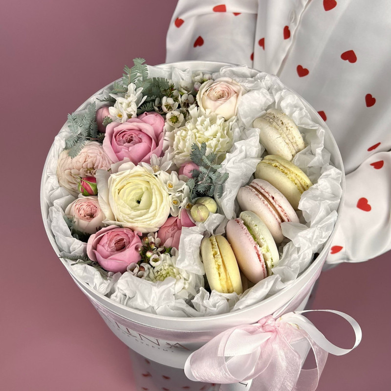 Flower box with macarons, standart