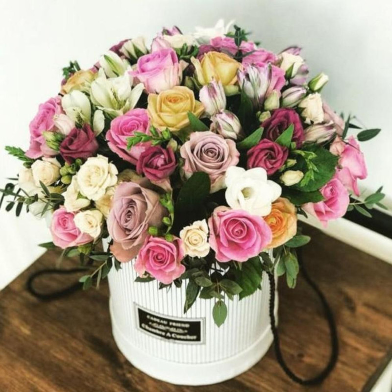 Hat box with a mix of roses, standart