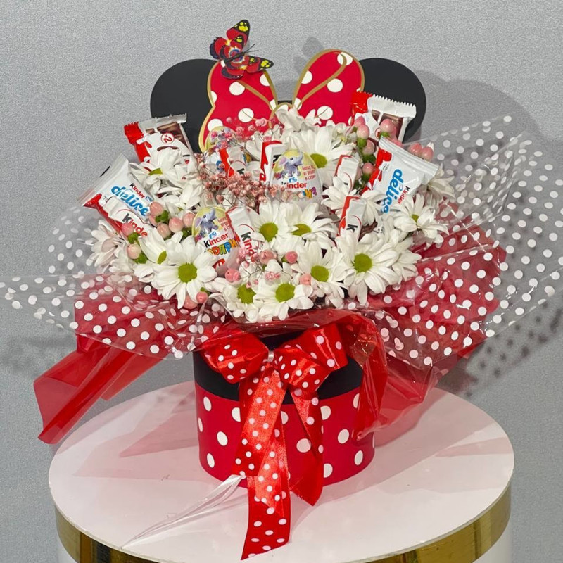 Bouquet in a box with macaroons, standart