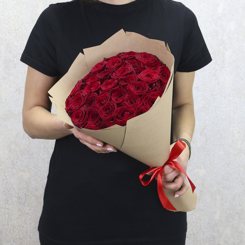 35 красных роз "Ред Наоми" 40 см в крафт бумаге, стандартный